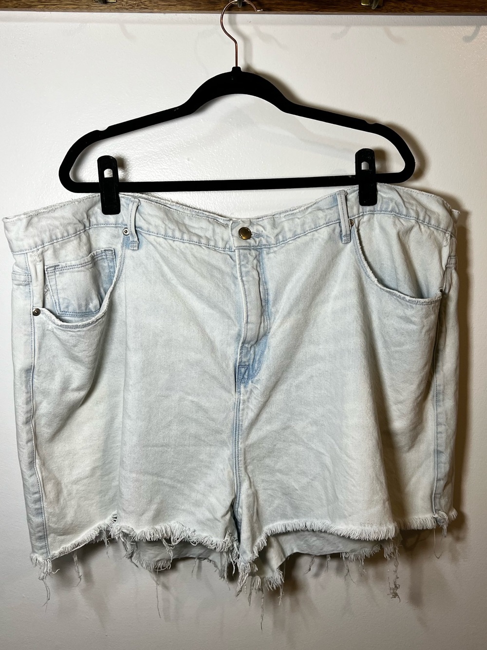 Good American Light Wash Frayed Hem Denim Shorts